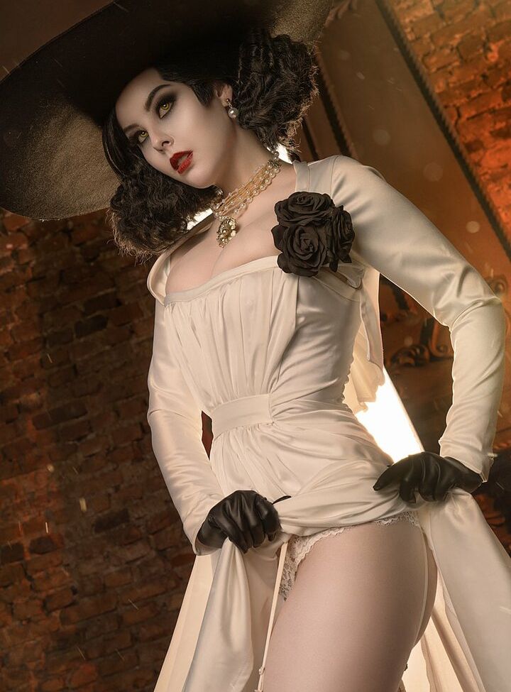 Disharmonica desnuda #107564745