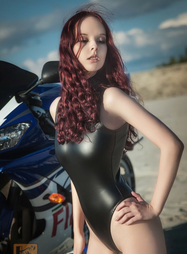 Disharmonica desnuda #107566285