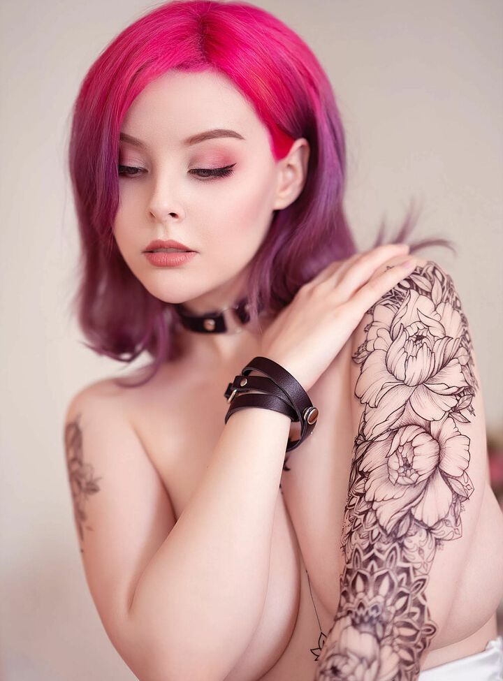 Disharmonica desnuda #107566385