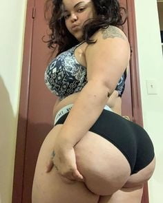 巨乳、巨尻のキューバ人女性
 #97354132