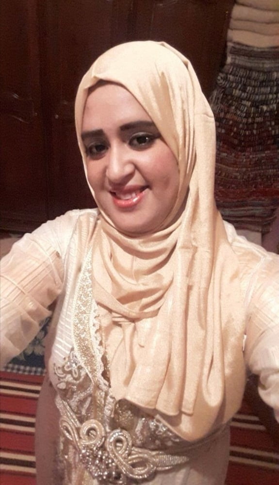 Araba matura hijab puttana grandi tette & grande culo slut milf
 #81704237