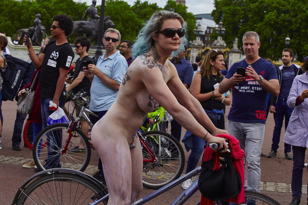 Mundial de la bicicleta desnuda 2012-2019 (parte 6) chica nerd y otros
 #89039815