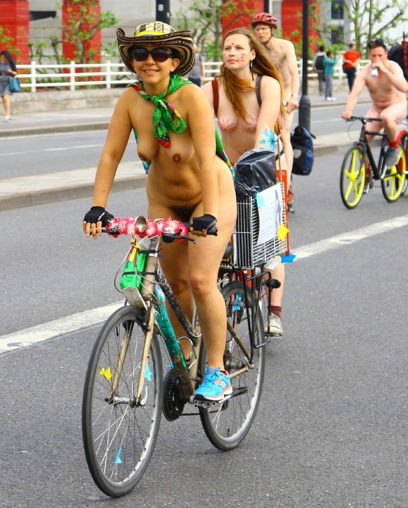 Mundial de la bicicleta desnuda 2012-2019 (parte 6) chica nerd y otros
 #89039870