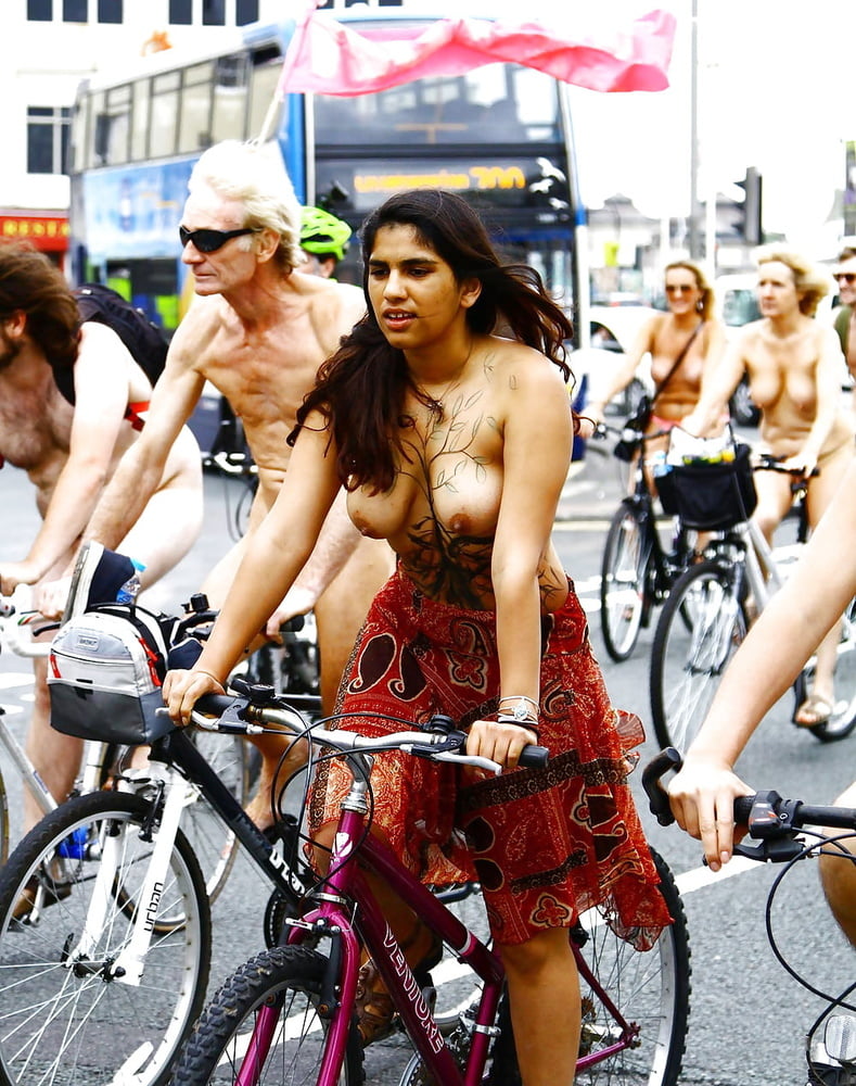 Mundial de la bicicleta desnuda 2012-2019 (parte 6) chica nerd y otros
 #89039906