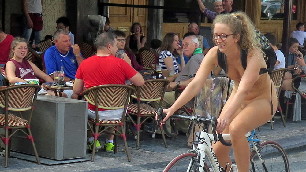 Mundial de la bicicleta desnuda 2012-2019 (parte 6) chica nerd y otros
 #89039911