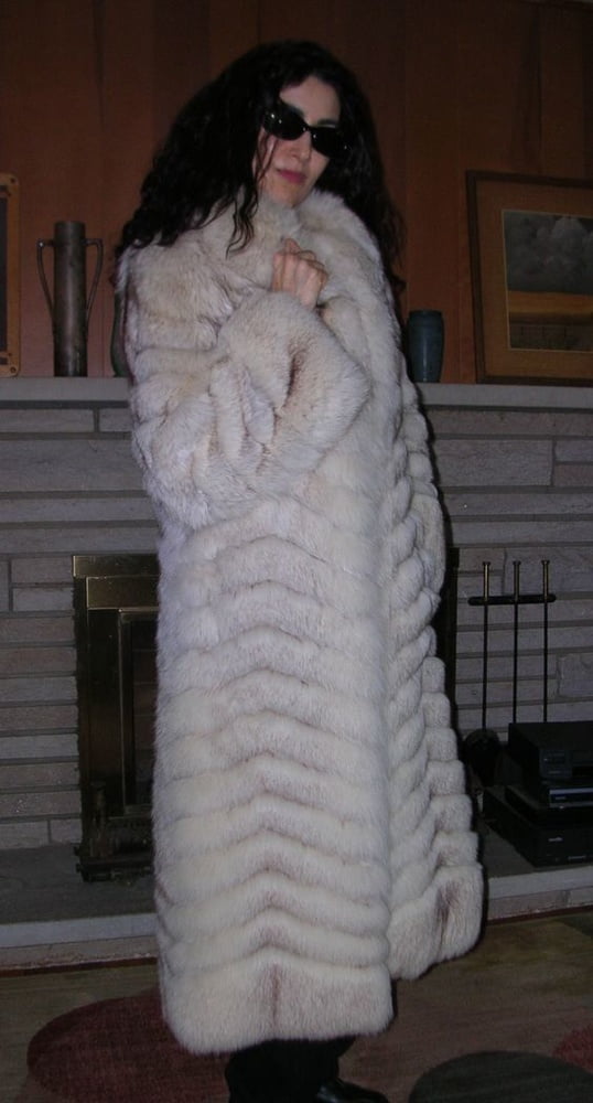 毛皮のコートを着た女性 25
 #96173494