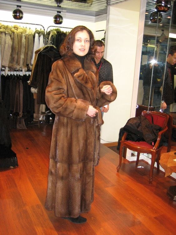 毛皮のコートを着た女性 25
 #96173599