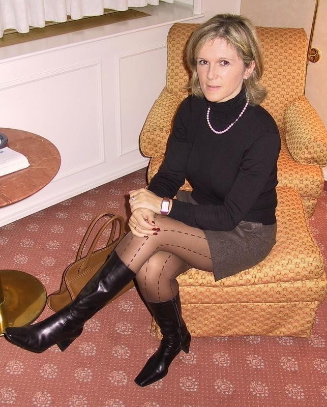 Mütter in Netzstrümpfen
 #95446792