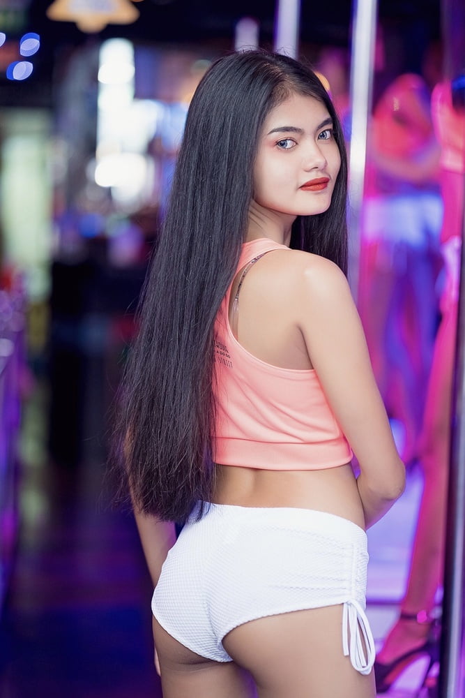 Thai Bar Mädchen 1
 #103400765