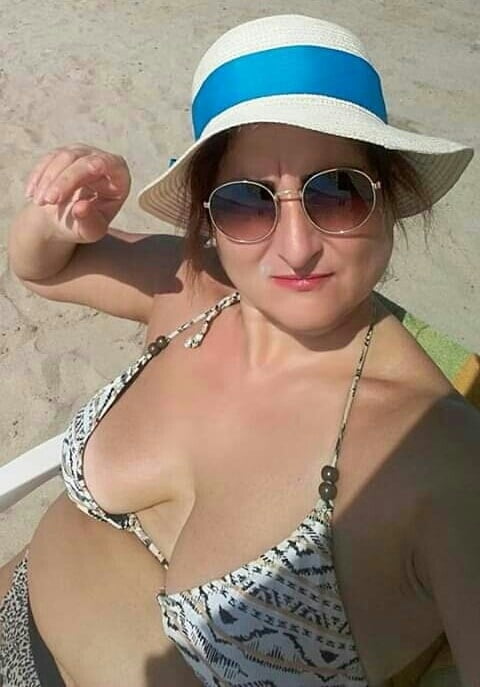 Donne mature in spiaggia 3
 #104010626