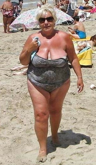 Donne mature in spiaggia 3
 #104010644