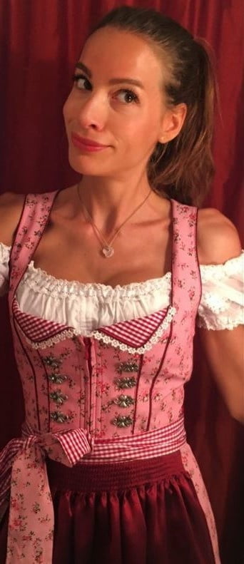 Sexy Dirndl Mädchen 384
 #80856343