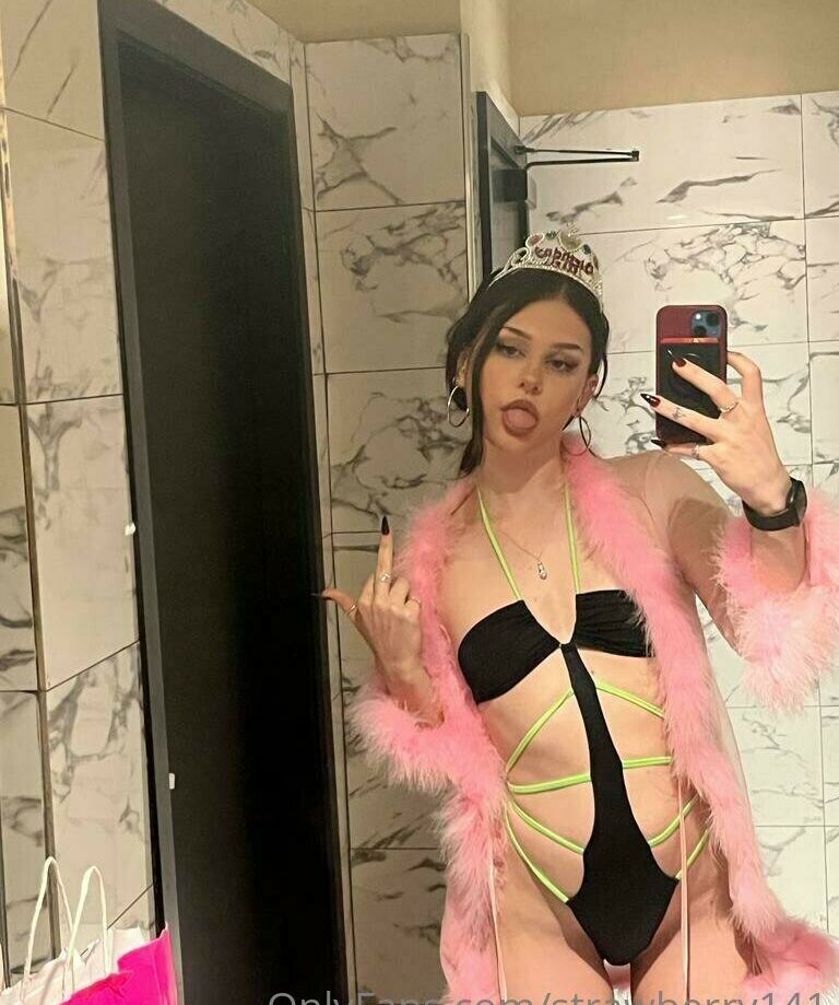 Strawberry141 desnuda #108169949