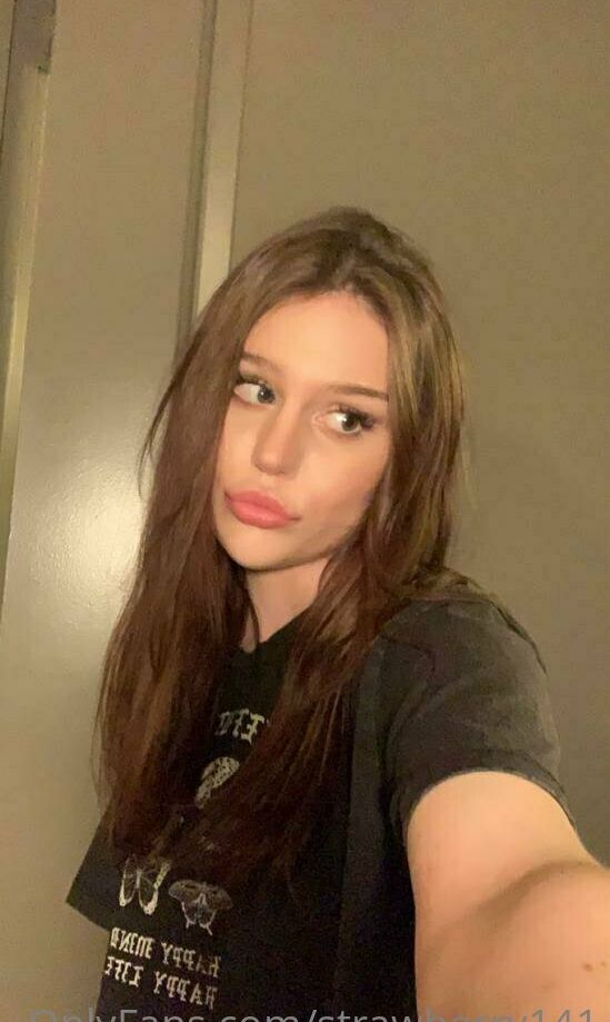 Strawberry141 desnuda #108170075