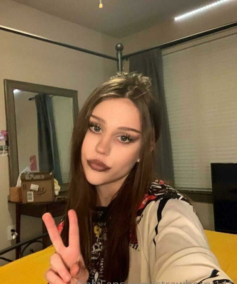 Strawberry141 desnuda #108170245