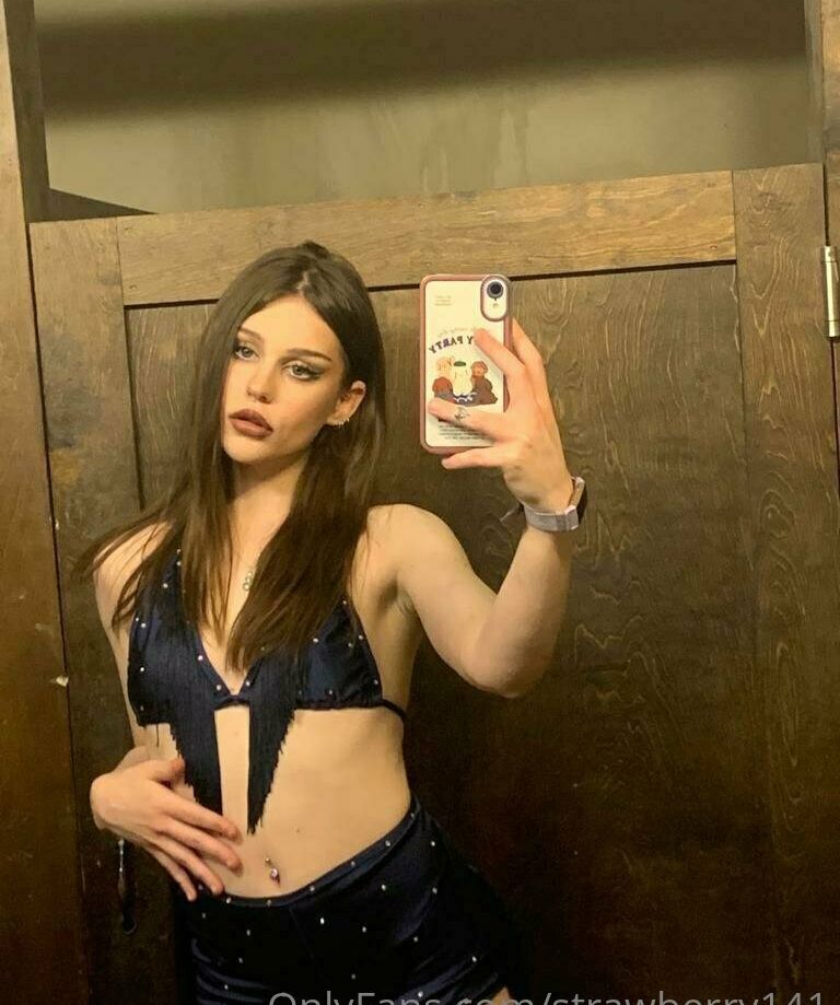 Strawberry141 desnuda #108170251