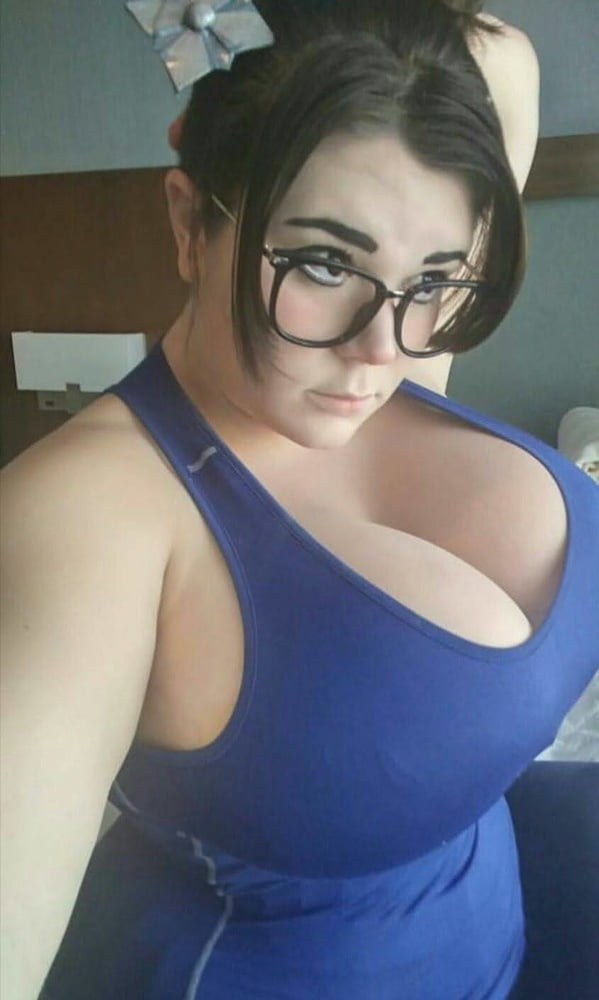 Nerdy lunettes femelles avec de gros seins#2
 #97273457