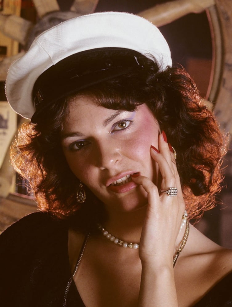 Geiles Mädchen wird in alle Löcher in einer Bar gefickt
 #80384012