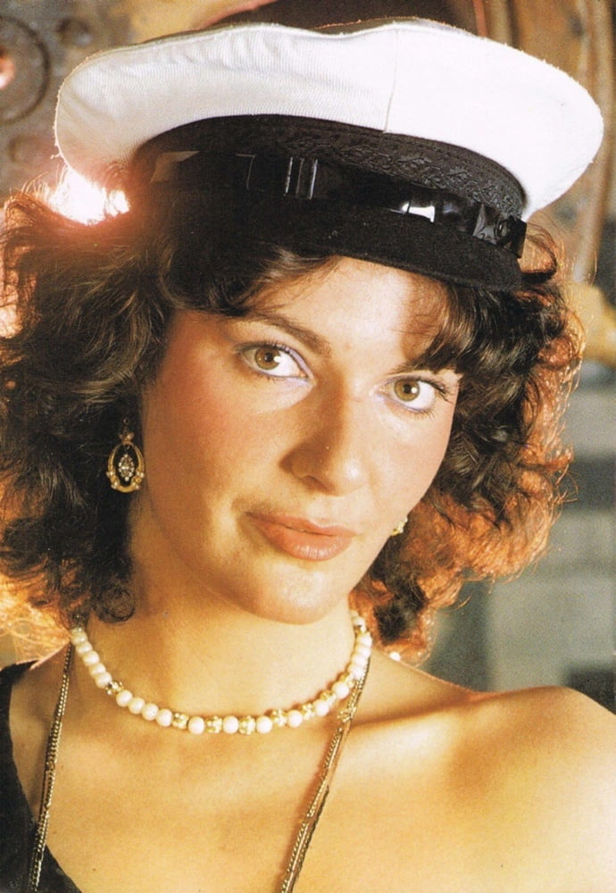 Geiles Mädchen wird in alle Löcher in einer Bar gefickt
 #80384015