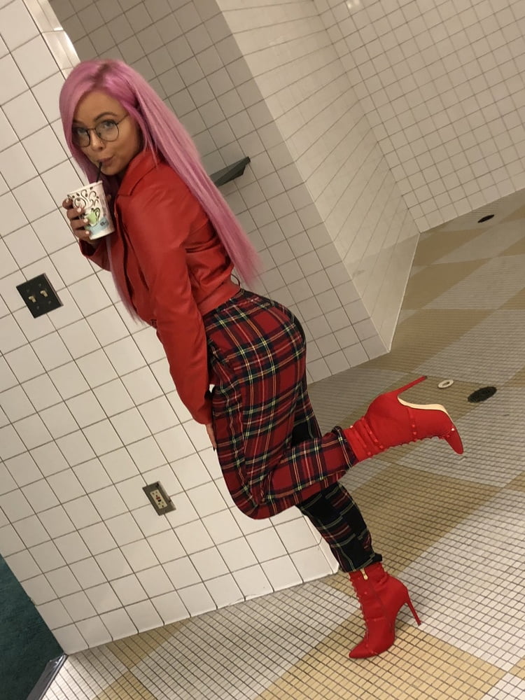 Liv morgan
 #97175985