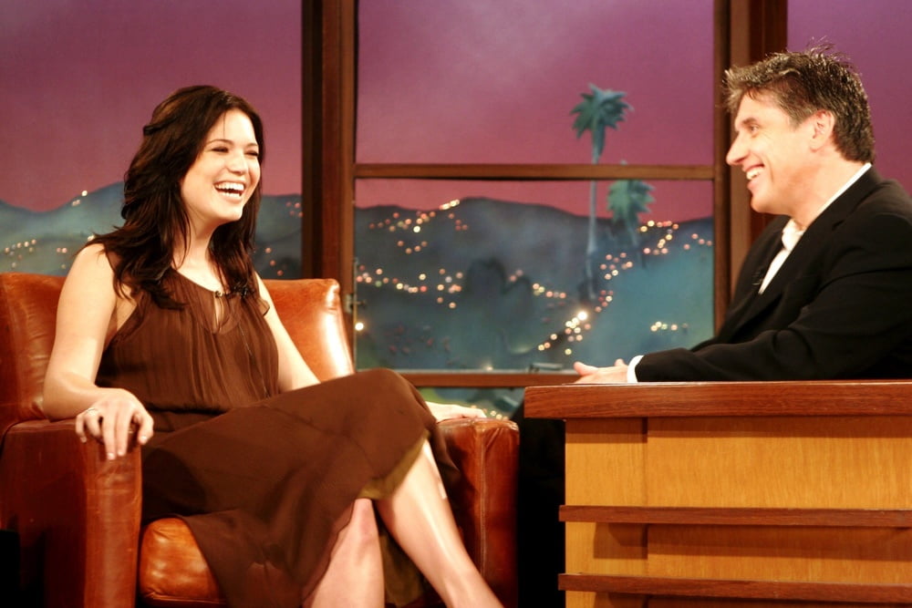 Mandy moore - late late show with craig ferguson 28 apr 2006
 #82334401