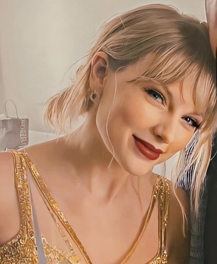 La bella faccia del cazzo di Taylor Swift
 #96924201