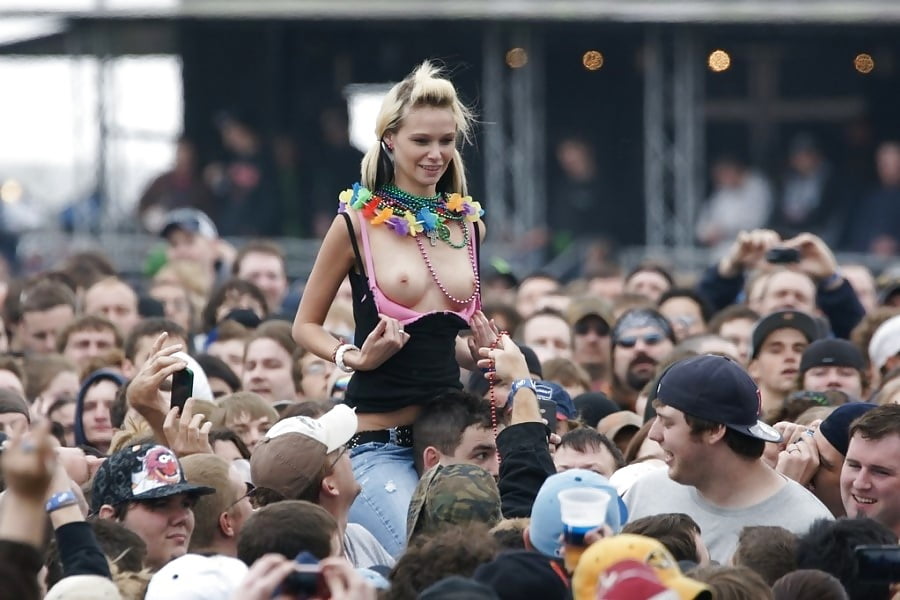 Flashing Tits #95343002