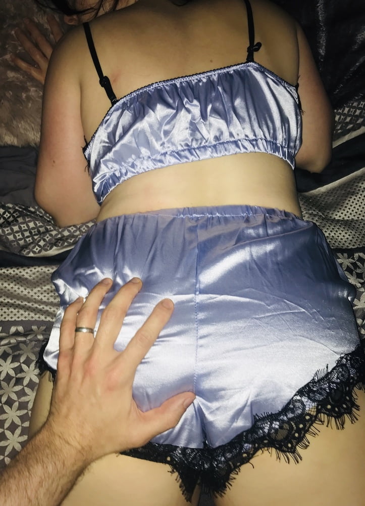 Esposa en lencería de satén azul hielo
 #97436896