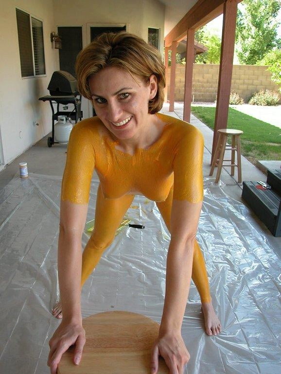 Une femme sexy et maigre en résille aime se peindre.
 #82181578