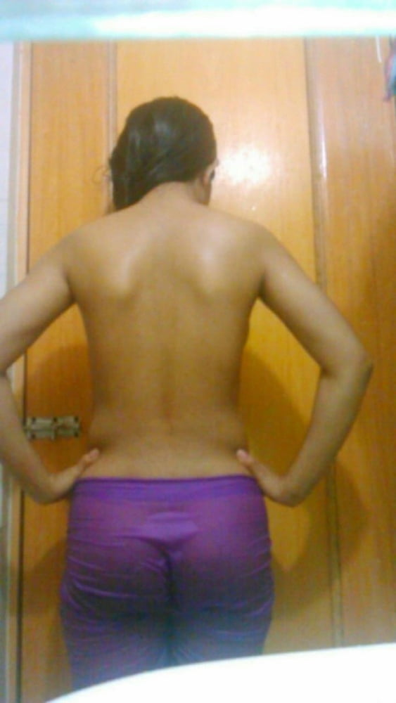 Tomando la ducha con la novia.en la noche
 #93713672