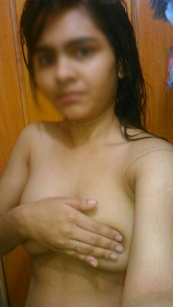 Tomando la ducha con la novia.en la noche
 #93713692