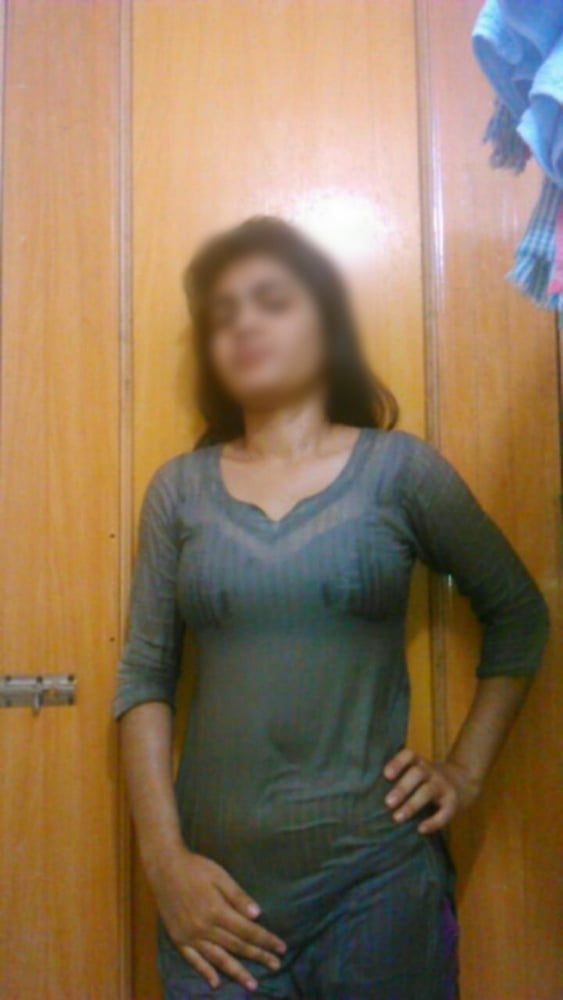 Tomando la ducha con la novia.en la noche
 #93713698