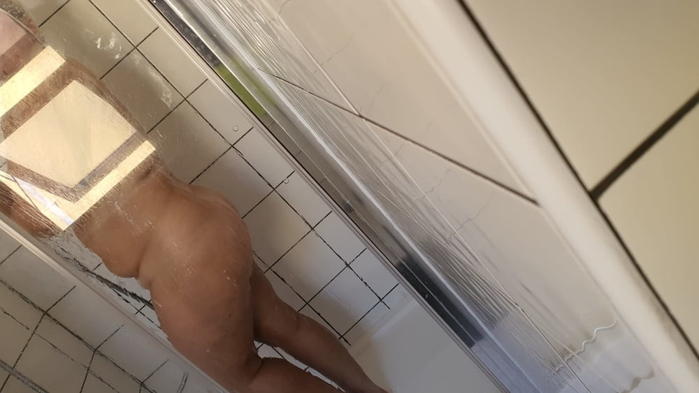 Spy maman mature, femme bbw dans la douche
 #81413246