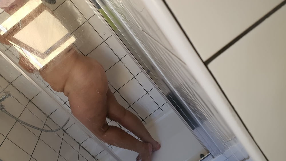 Spy maman mature, femme bbw dans la douche
 #81413249