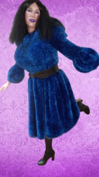 フワフワしたデコの毛皮のドレスを着た女装家 フェティッシュ
 #100682377