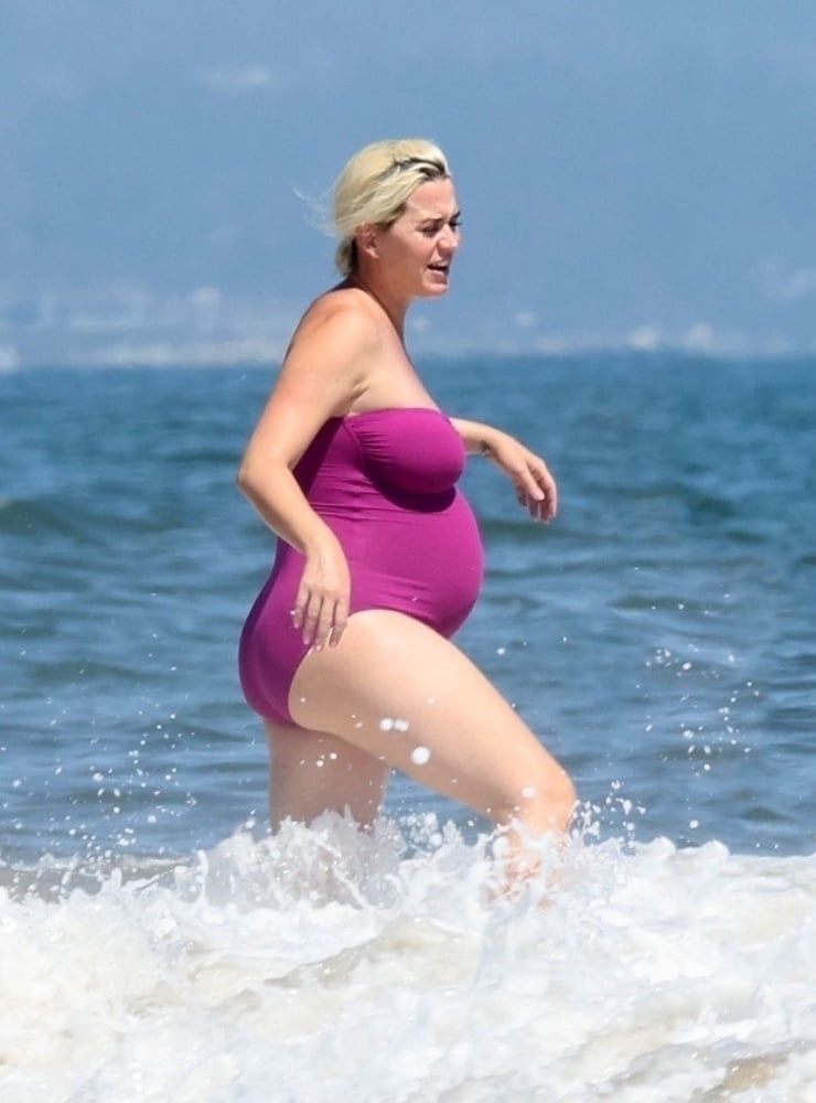 Katy Perry enceinte dans un maillot de bain violet.
 #90290102