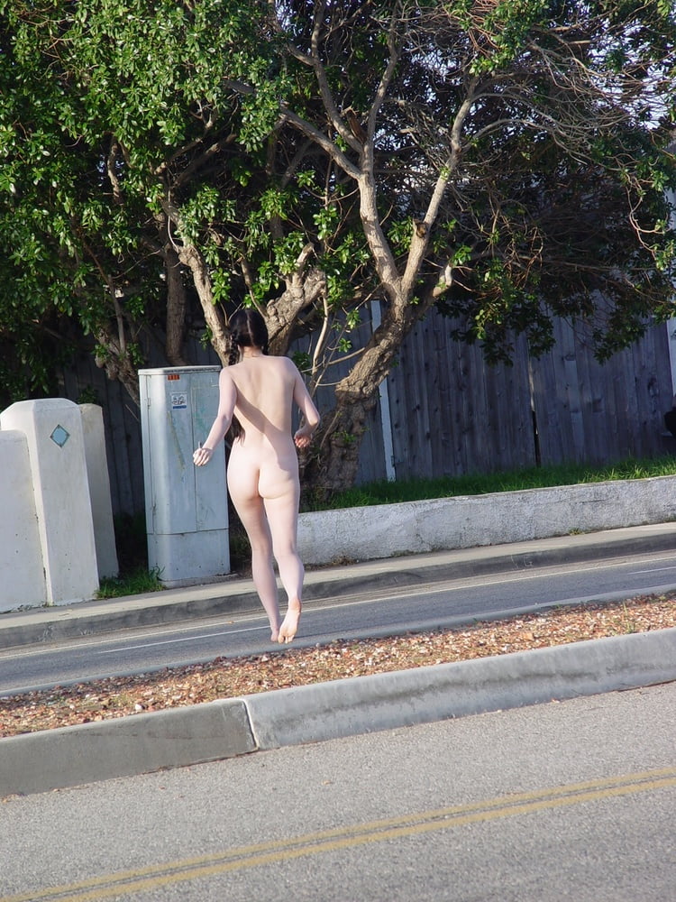 Desnudo en público 06
 #95159166