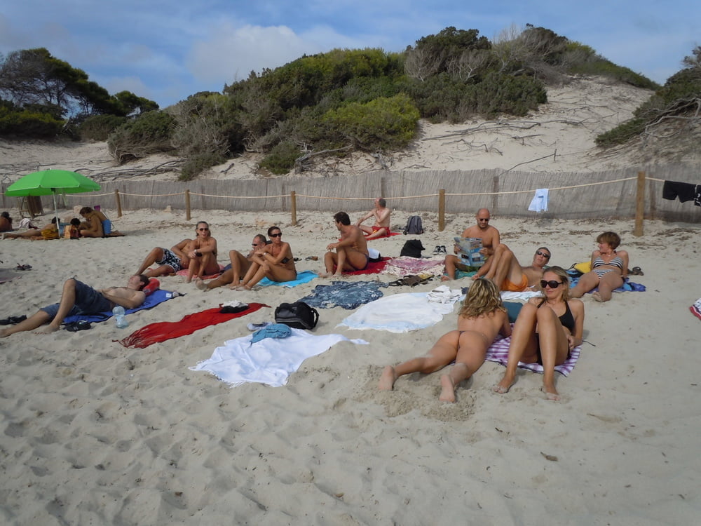Moglie colleghi in vacanza in topless
 #101935964