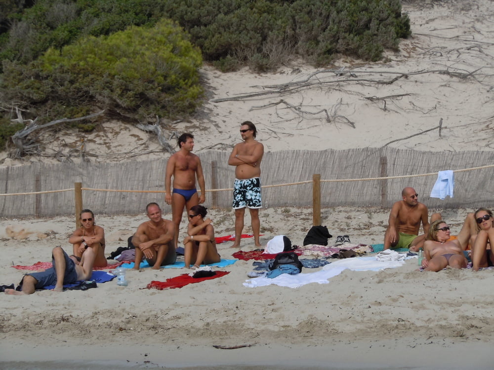 Moglie colleghi in vacanza in topless
 #101935966