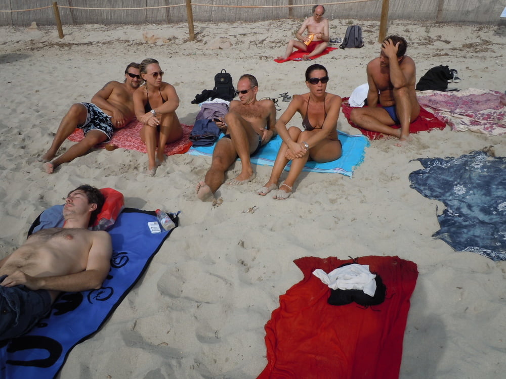Moglie colleghi in vacanza in topless
 #101935989