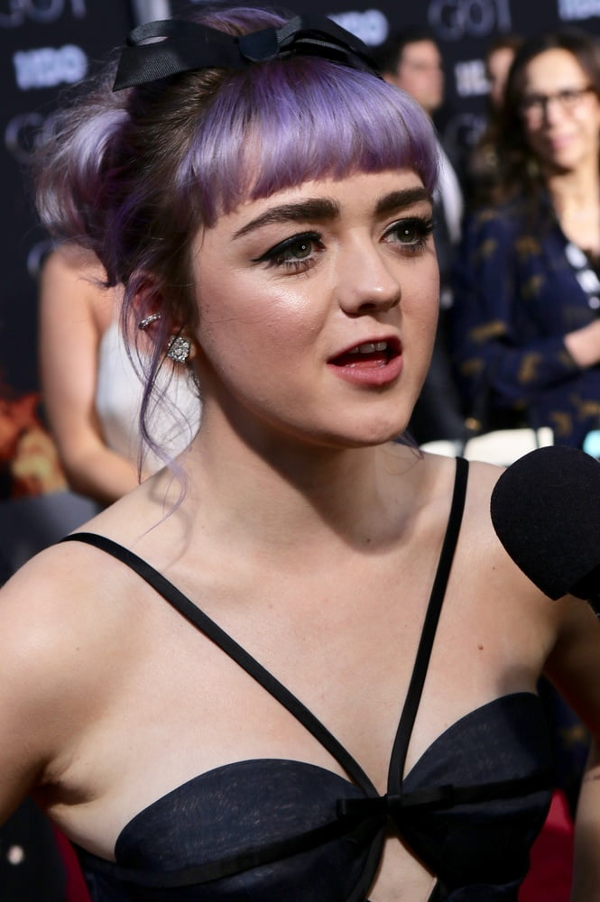 Abspritzen auf Maisie Williams 08
 #80935347