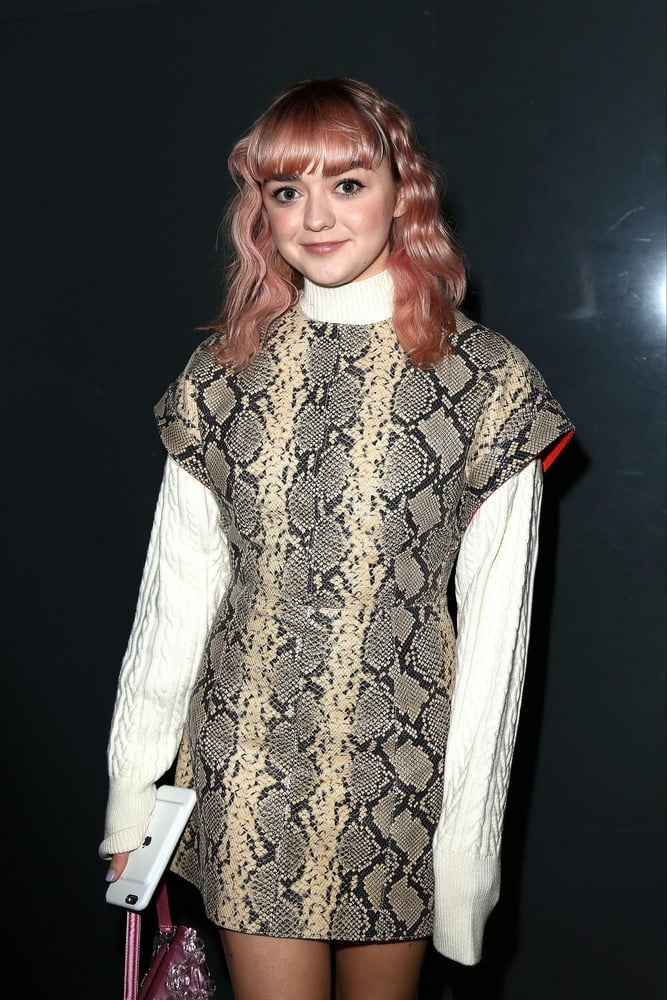 Abspritzen auf Maisie Williams 08
 #80935373