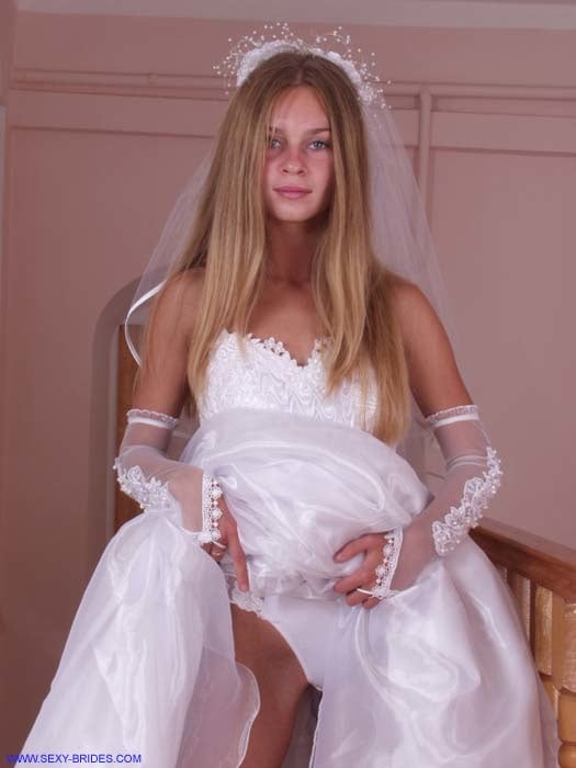 白いドレスを着たセクシーな新婦
 #90480708