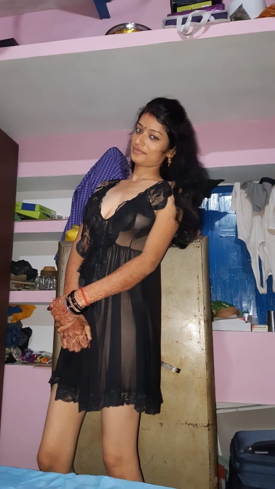 Südasiatische Frau im Nachthemd
 #91776981