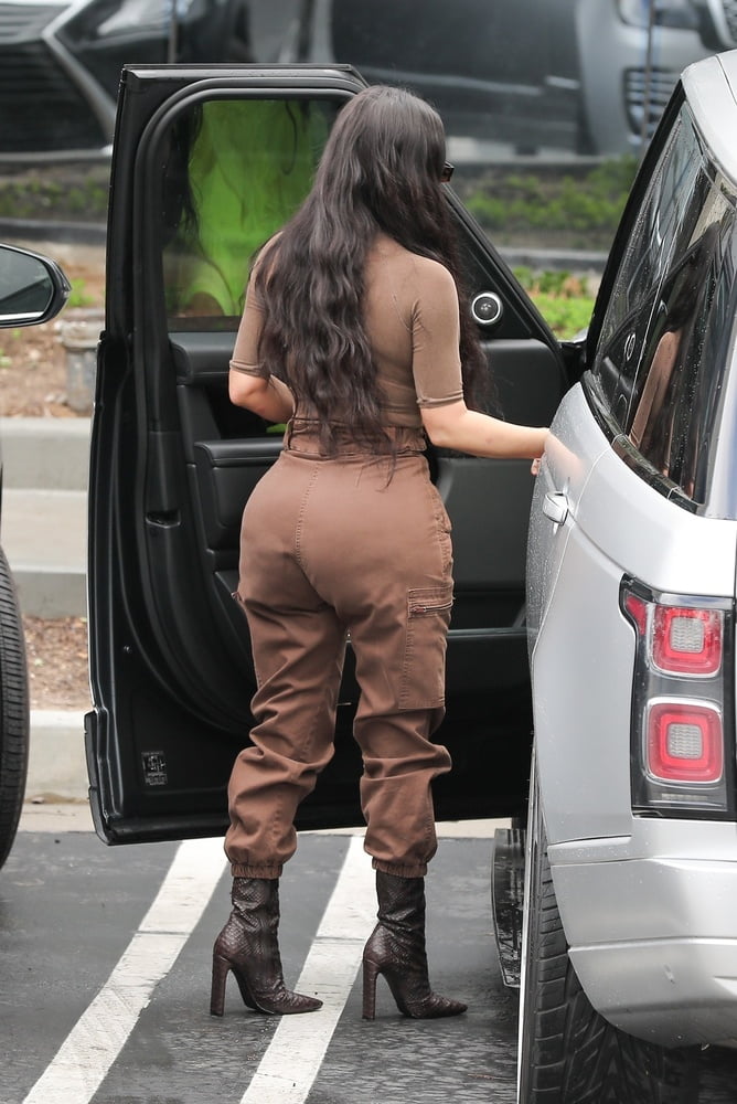 Kim kardashian con gli stivali vol 01
 #87422610