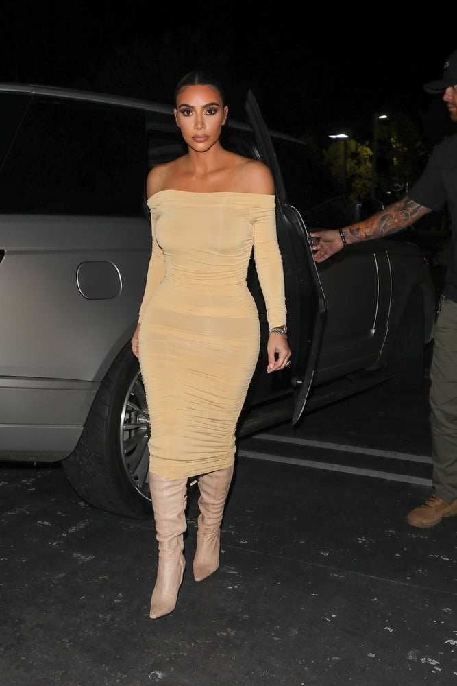 Kim kardashian con botas vol 01
 #87422680