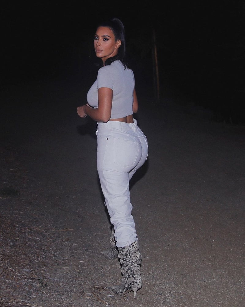 Kim kardashian mit stiefel vol 01
 #87422744