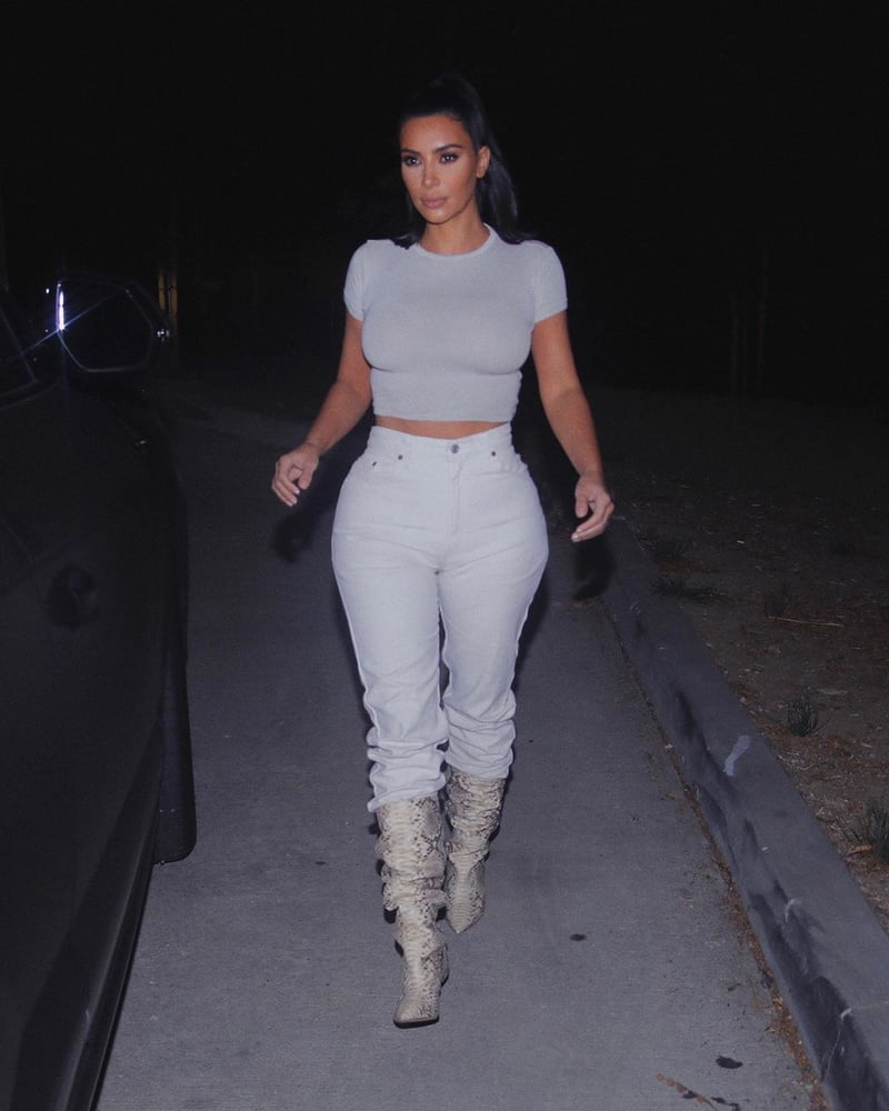 Kim kardashian con botas vol 01
 #87422748