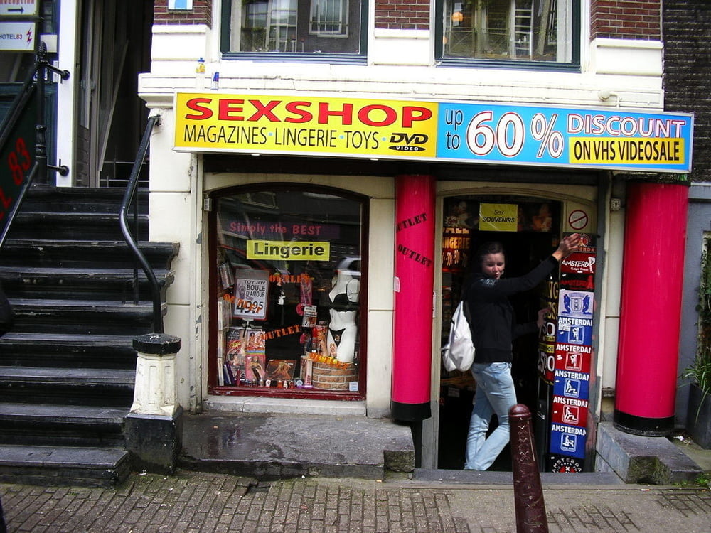Mujer en sex shop
 #90099608