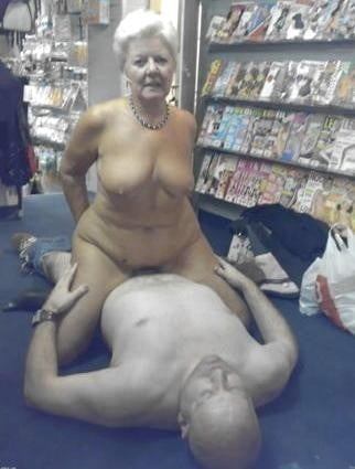 Mujer en sex shop
 #90099623